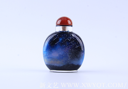 万欢内画鼻烟壶作品《我和小伙伴》背面 规格：9.4cmx7.5cmx3cm 创作年代：2016年